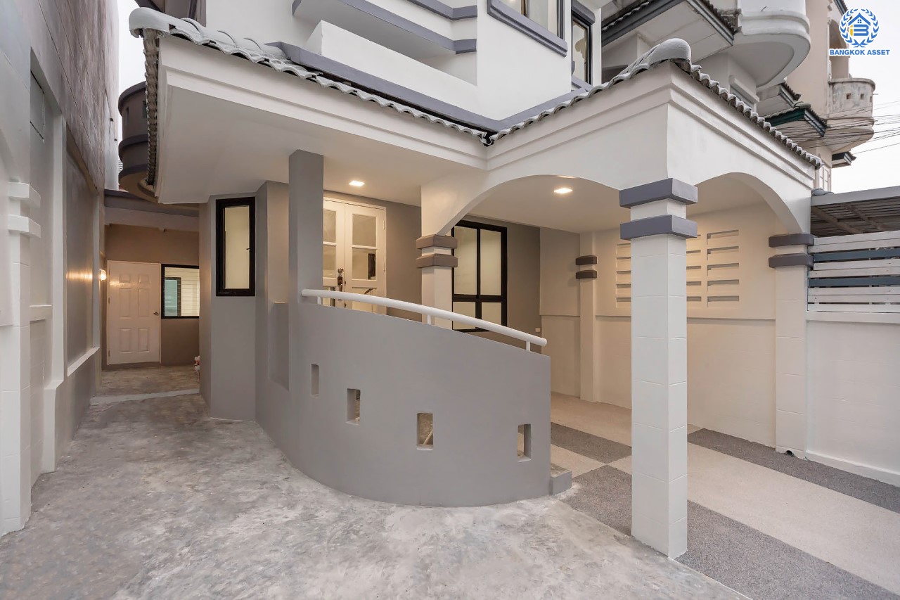 บ้านมือสองตกแต่งใหม่ ม.เศรณี ดอนเมือง-สรงประภา เนื้อที่ 27.7 ตร.ว. ฟังก์ชันจัดเต็ม 4 ห้องนอน 3 ห้องน้ำ จอดรถได้ 1 คัน ตอบโจทย์ครอบครัวใหญ่ มีความเป็นส่วนตัว เดินทางเข้าสู่ใจกลางเมืองได้อย่างสะดวกสบาย ใกล้สนามบินดอนเมือง และทางด่วนศรีสมาน...